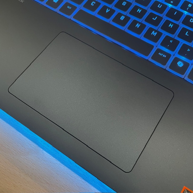 Slika gaming prenosnika HP OMEN MAX - touch pad in osvetljena tipkovnica